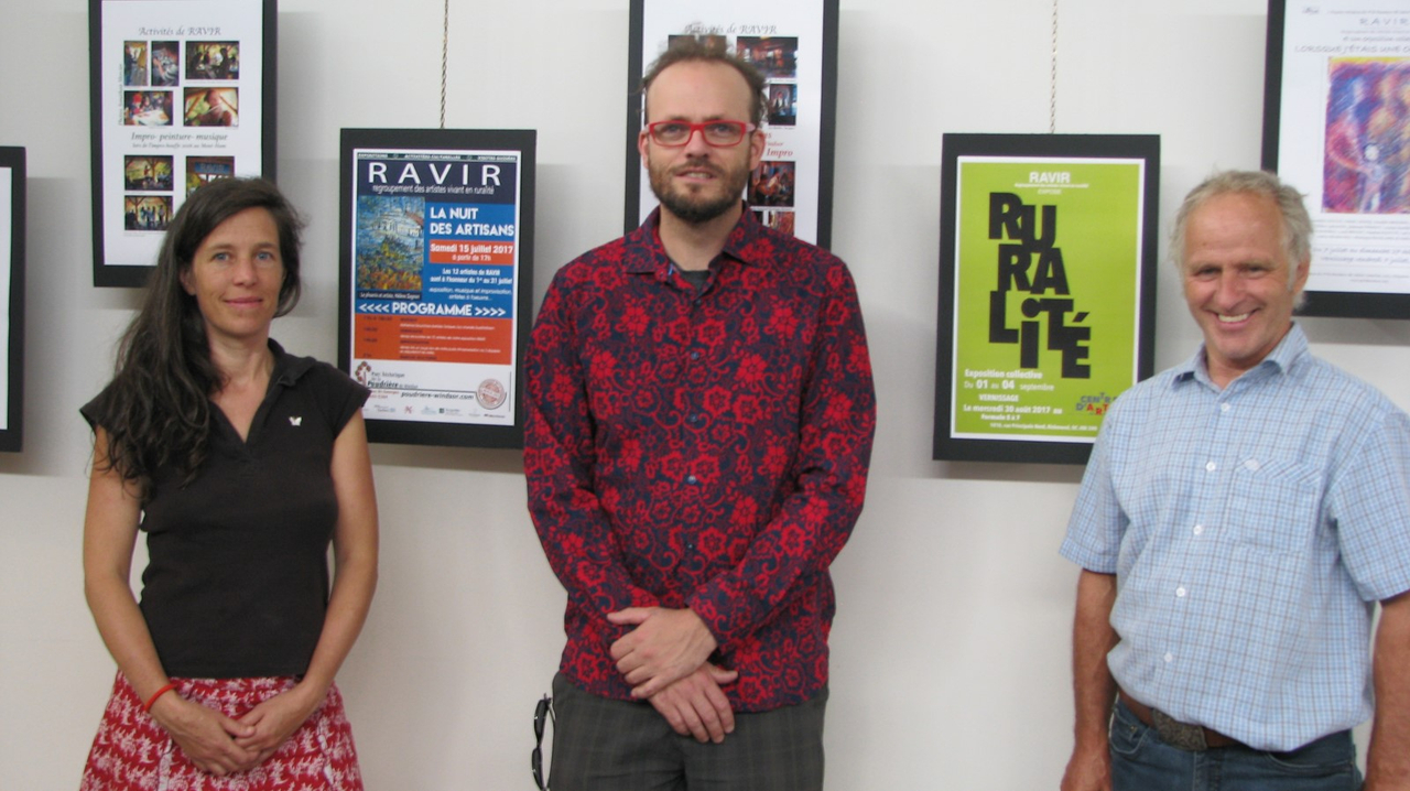 La coordonnatrice de RAVIR, Erika Eggena accompagnée de l’artiste invité Steve Saint-Pierre et de Donald Mercier, Président de RAVIR.
