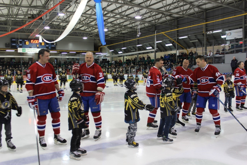 Aréna rempli pour les Anciens Canadiens et les locaux