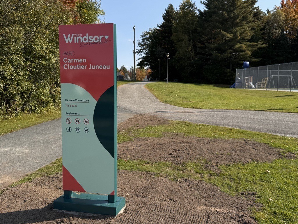 Au parc Carmen-Cloutier-Juneau, en plus de la construction du bâtiment multifonctionnel à l’été 2023, un montant de 64 003 $ a été investi en 2024, dont 45 000 $ proviennent de la MRC dans le cadre de la subvention destinée aux projets structurants.