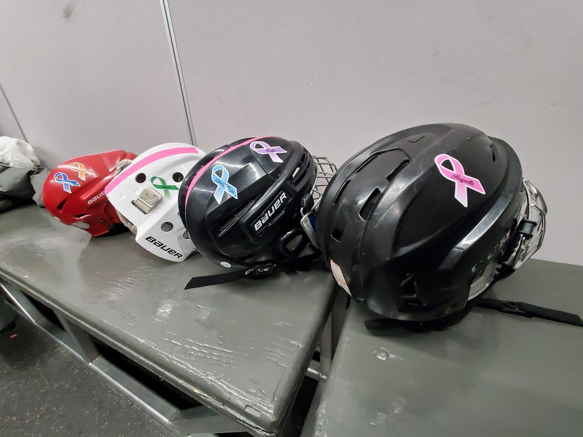 Sur leur casque, les jeunes ont apposé des autocollants aux couleurs des différentes formes de cancer.