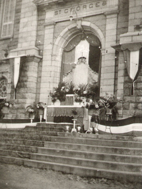 Fêtes dans les années 1950 à l'église de St-Georges Ouest
