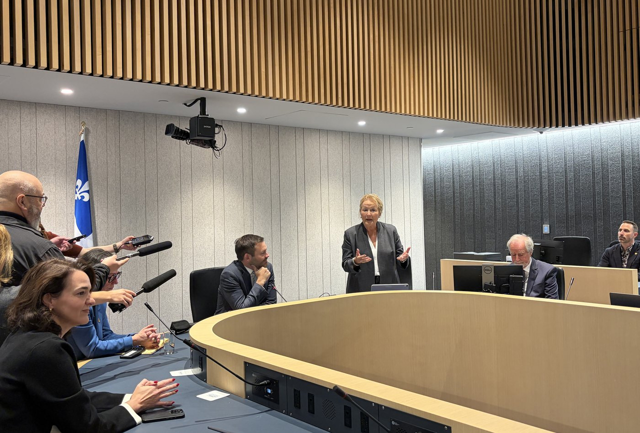 Les députés du Parti québécois en formation avec Pauline Marois et Jean Royer