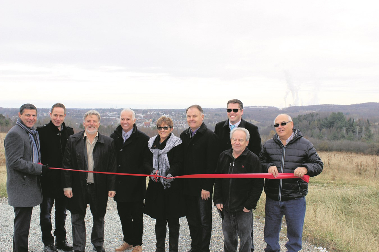 La coupure officielle de l’inauguration du Parc d’affaires de la 55 regroupait, dans l’ordre habituel, le député de Richmond-Arthabaska, Alain Rayes ; le vice-président du Groupe Laroche, Éric Laroche ; le préfet de la MRC du Val-Saint-François, Luc Cayer ; le président du CDEW, Yvon Paquin ; la mairesse de Windsor, Sylvie Bureau ; le propriétaire de Profusion, Gaétan Pélissier ; le notaire Gaston Leblanc jr. et les conseillers municipaux membres du CDEW, Gaétan Graveline et Mario Leclerc.