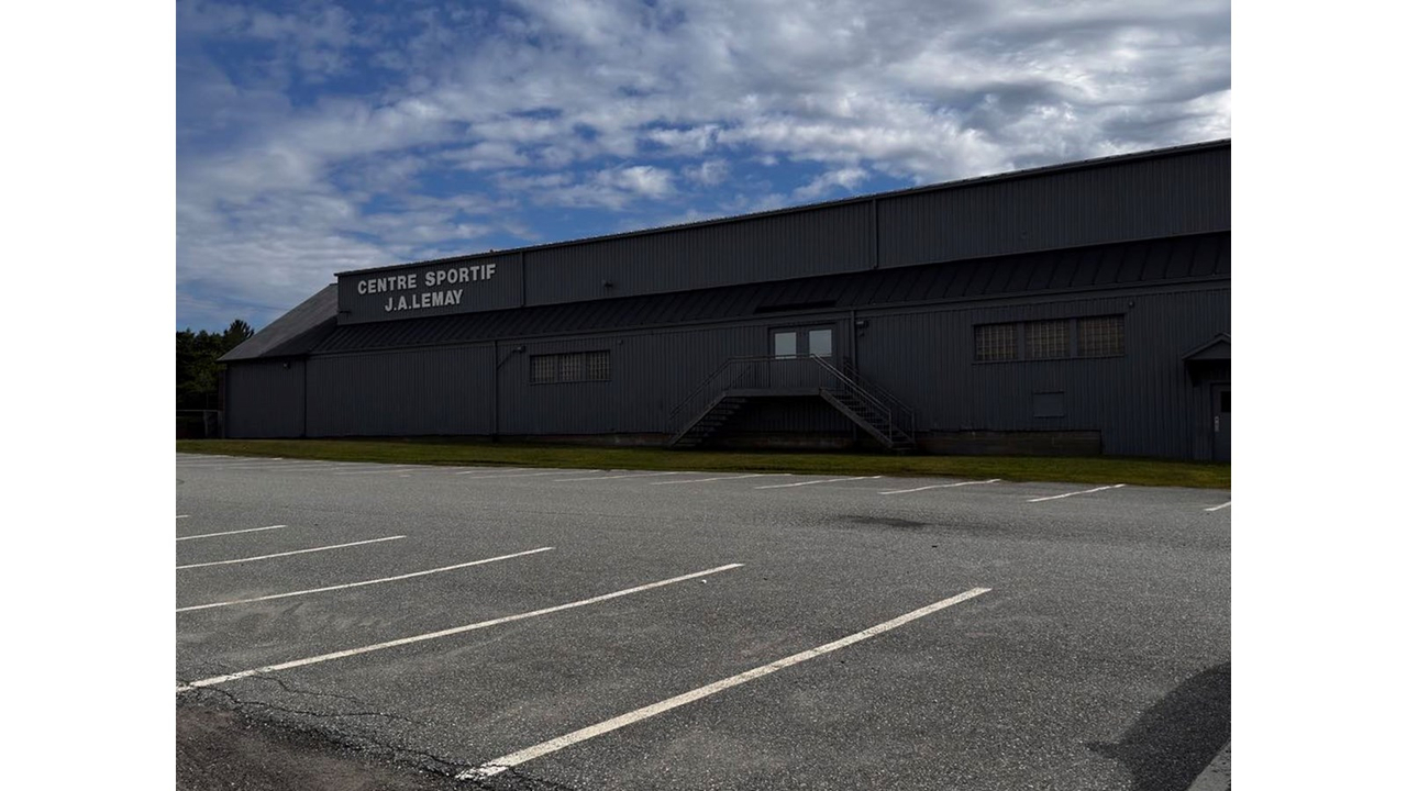 L’extérieur de l’aréna de Windsor a été entièrement repeint
