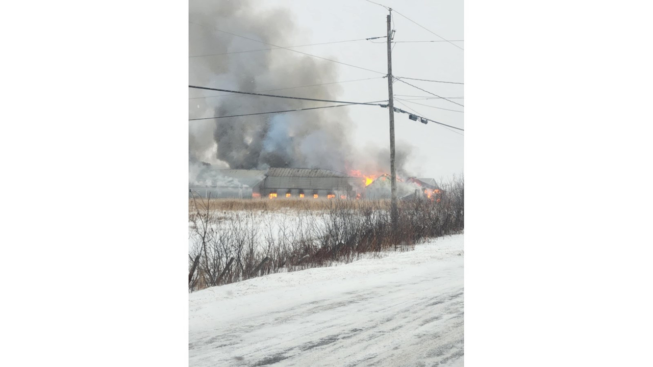 Un important incendie a complètement ravagé des bâtiments d’une ferme au matin du dimanche 8 décembre dernier à Danville.