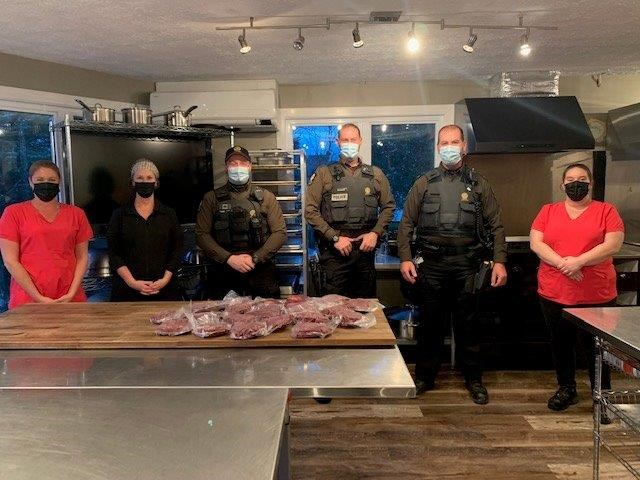 Des policiers partagent le fruit de leur chasse avec les plus démunis