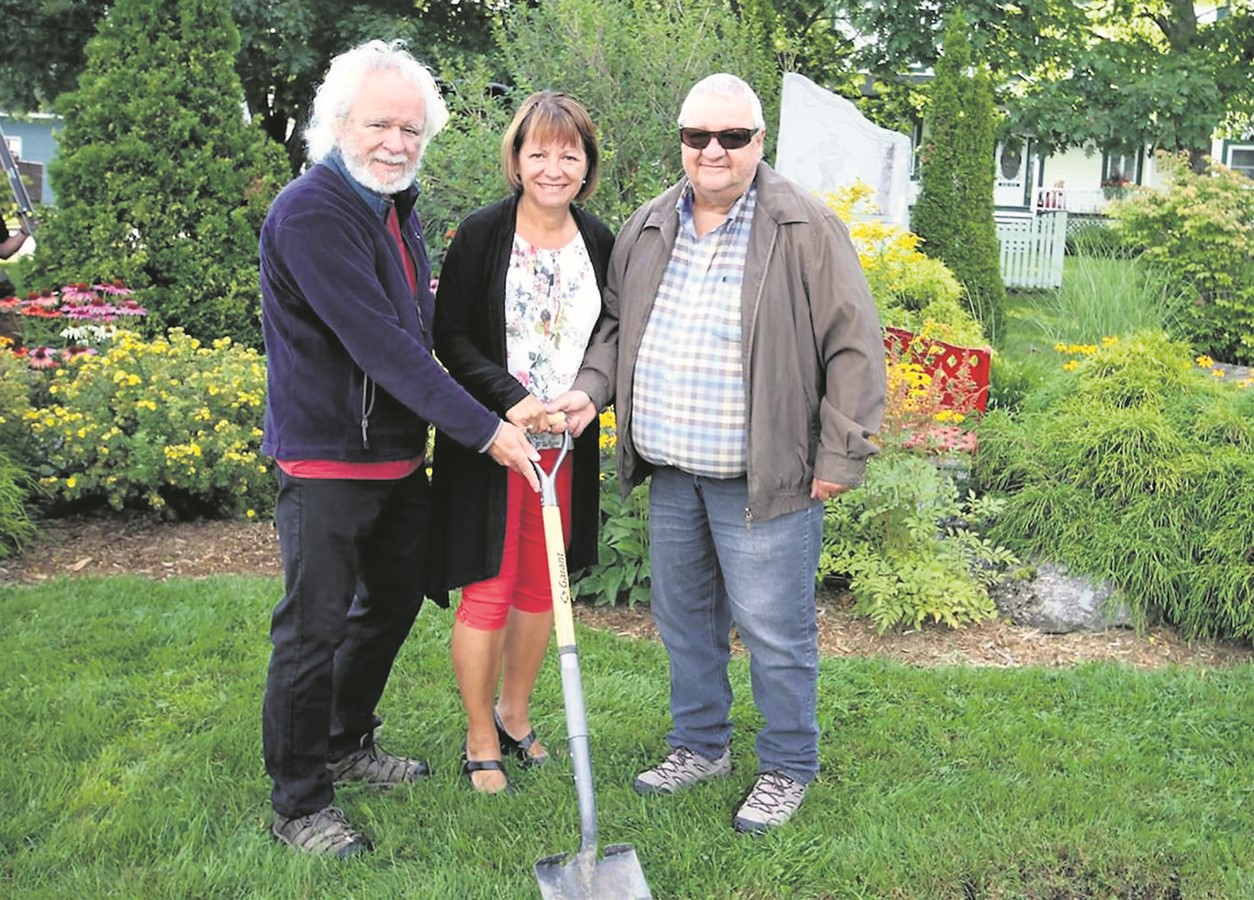 M.Claude Dupont, Mme Jacynthe Laroche et M. Pierre Therrien, lors du lancement des travaux de construction de la nouvelle Gloriette