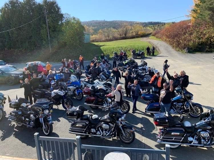 Les motocyclistes aident Emmy