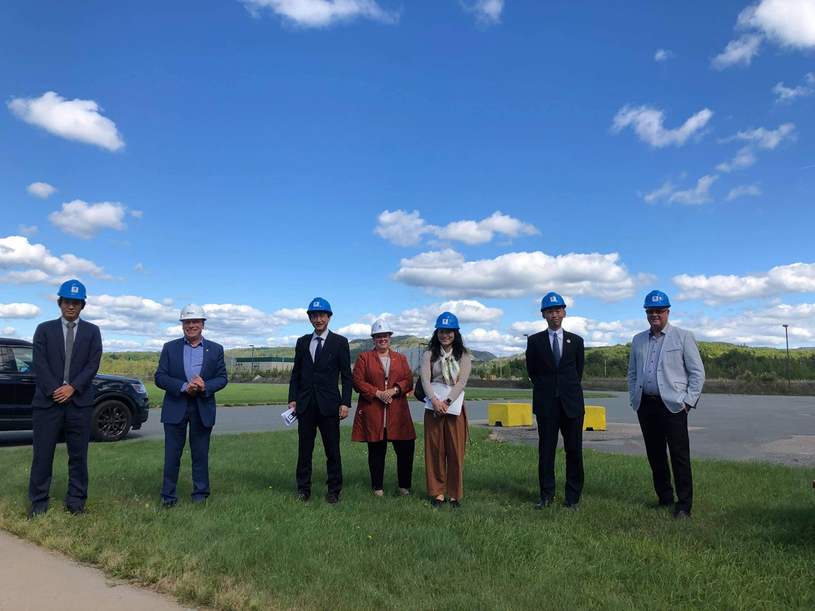 Des membres du Consulat Général du Japon à Montréal en visite chez Alliance Magnésium
