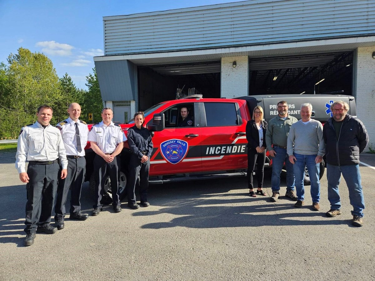 Yannick Desruisseaux, lieutenant, Jean-François Lecomte, directeur du service incendie, Steve Gagné, lieutenant, Jany Lehoux, pompière, Lucas Durocher, pompier, Annie Lemieux, directrice générale de la municipalité, Marc Payer, conseiller, Christian Côté, maire et Luc Duval, conseiller.