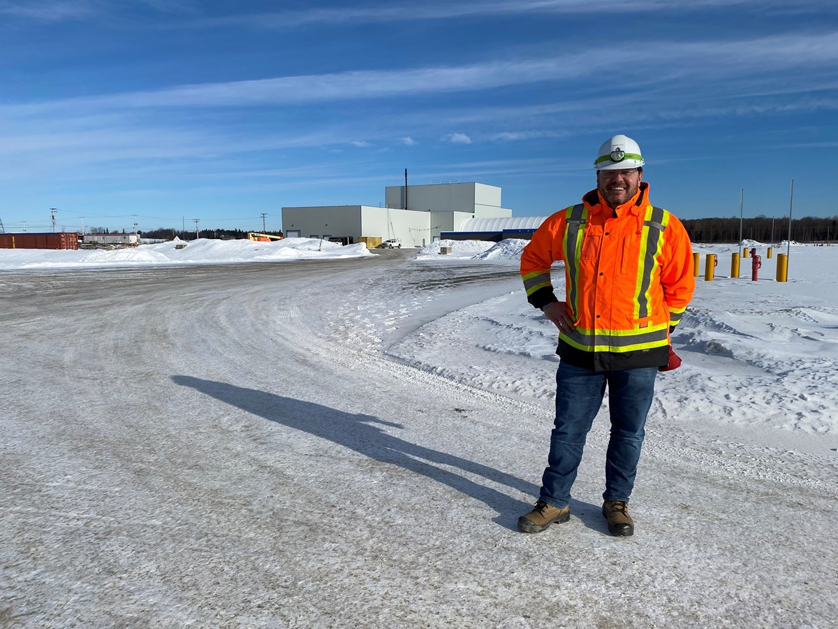 Rémi Belliveau, directeur d’usine, devant le bâtiment du centre de coulée (en construction)