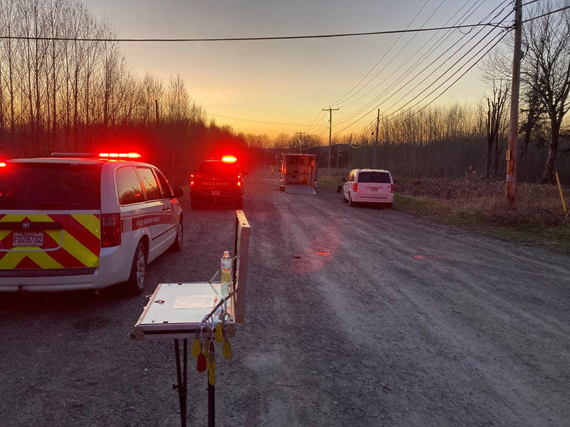 Les pompiers combattent un feu de broussaille sur le terrain de la Domtar
