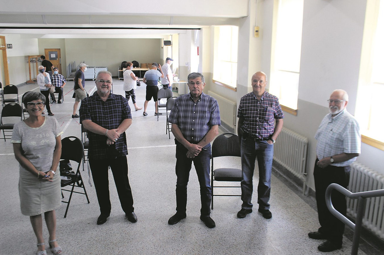 Cinq maires et mairesse pour appuyer les bénévoles.