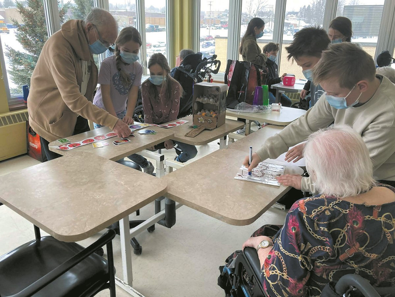 Des élèves de l’école Notre-Dame-de-L’Assomption animent un atelier avec des résidents du CHSLD des Sources