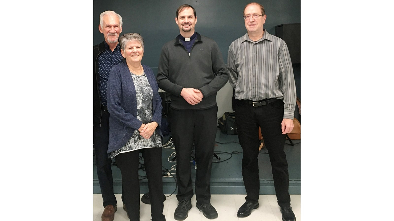 Sur la photo, on reconnaît Gaston Frappier, bénévole de l’année 2022, Diane Boissé, son épouse, Louis-Philippe Provost (prêtre) et Daniel Veillette, président de la Fabrique de Saint-François-Xavier
