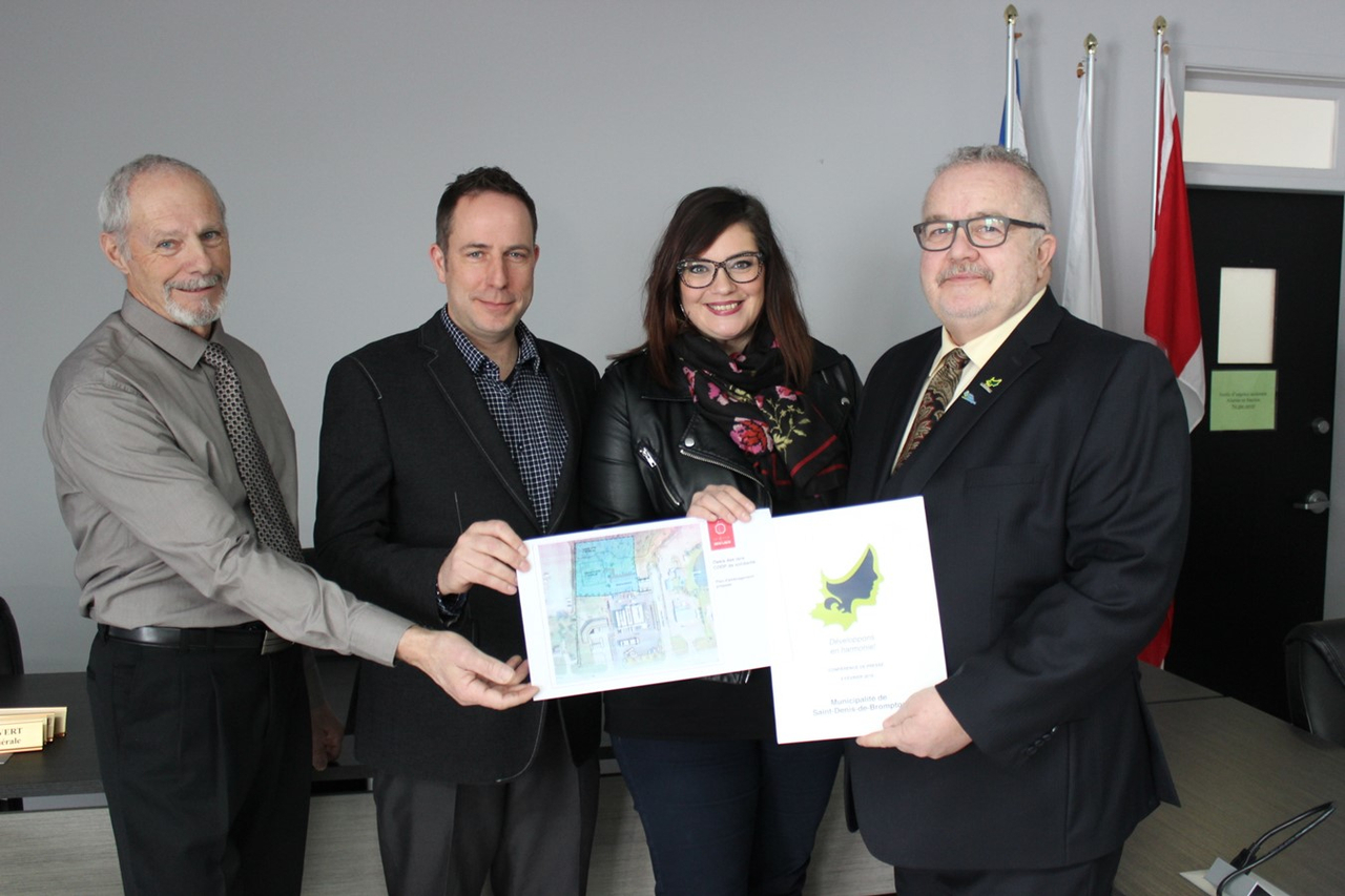 Le conseiller municipal Pierre Rhéaume, le promoteur Éric Laroche, la députée Karine Vallières et le maire Jean-Luc Beauchemin.  