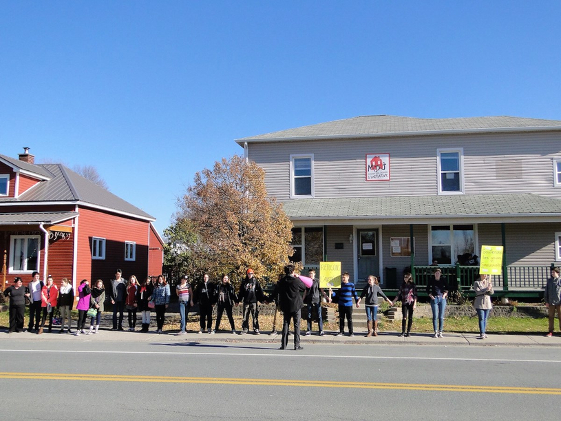 Des citoyens du Val-Saint-François forment une chaine humaine à Valcourt