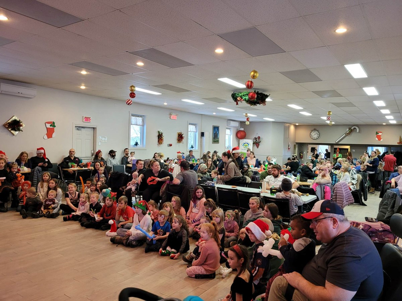 Accueil des nouveau-nés pendant une fête de Noël réussie à Saint-Claude