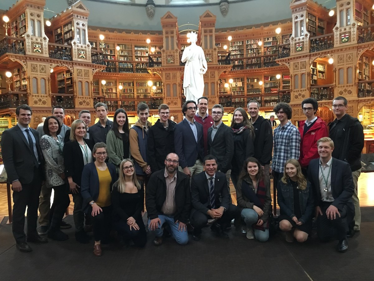 Le groupe d’étudiants et de professeurs accompagné du député à la Bibliothèque du Parlement.
