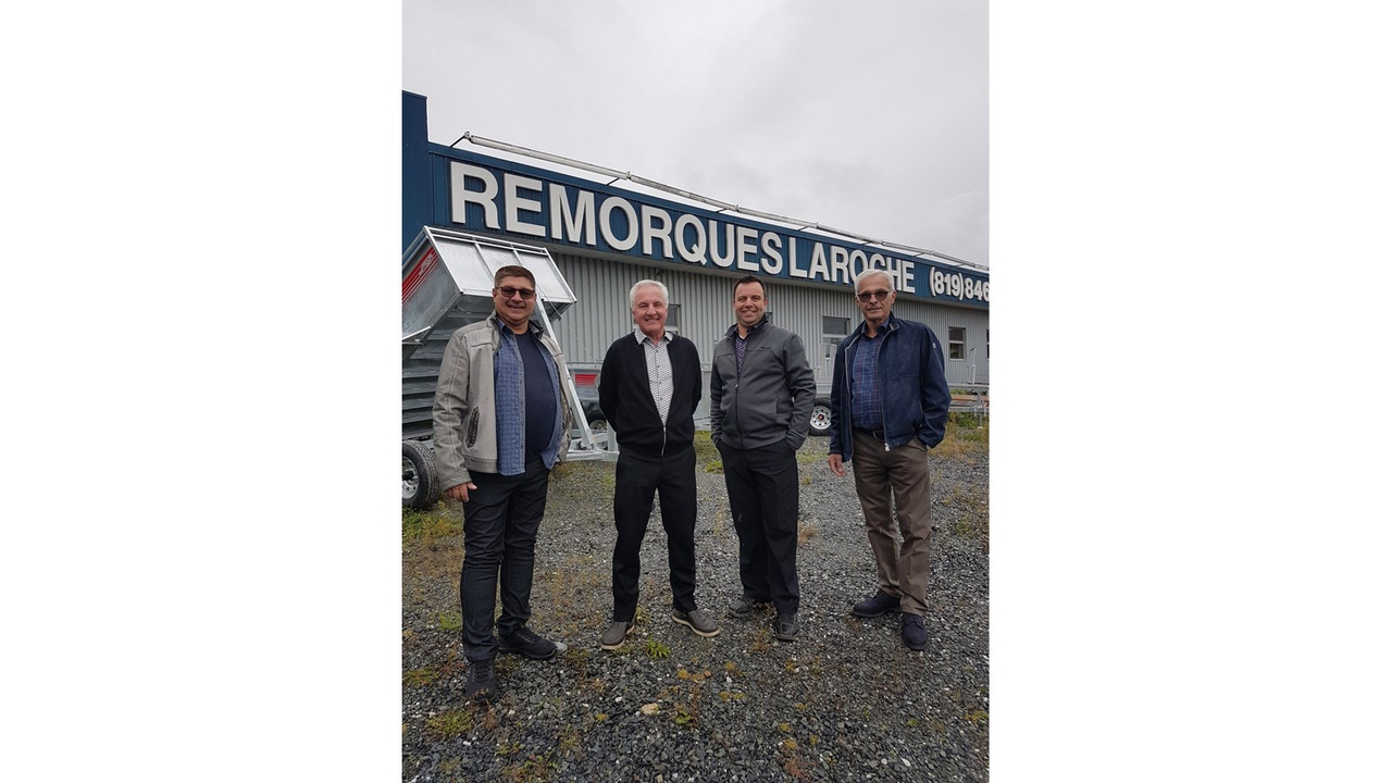 De gauche à droite : Jean-Luc Laroche, Daniel Laroche, René Gosselin (repreneur) et Raymond Laroche.