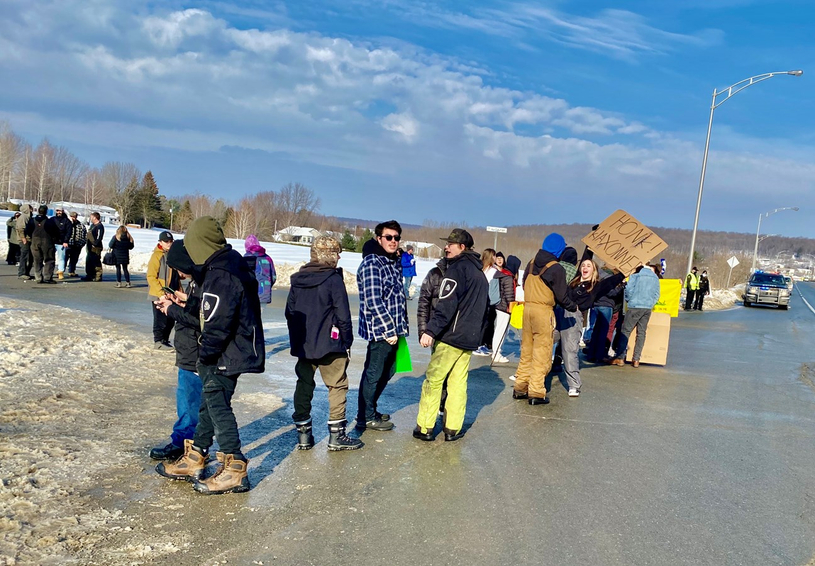 Des élèves manifestent contre le port du masque obligatoire
