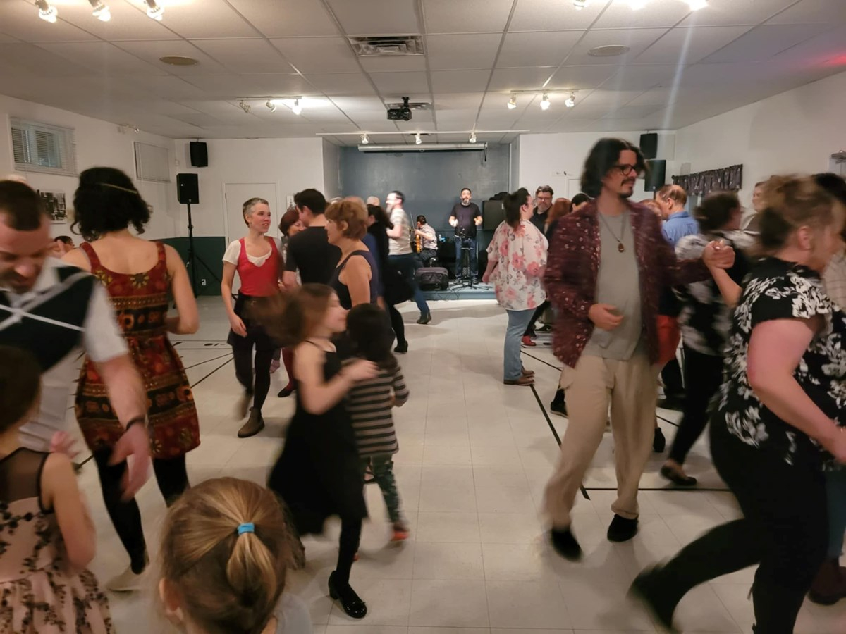 Près de 90 personnes ont pris part à une soirée de danse traditionnelle au bénéfice du projet Le Houpier.