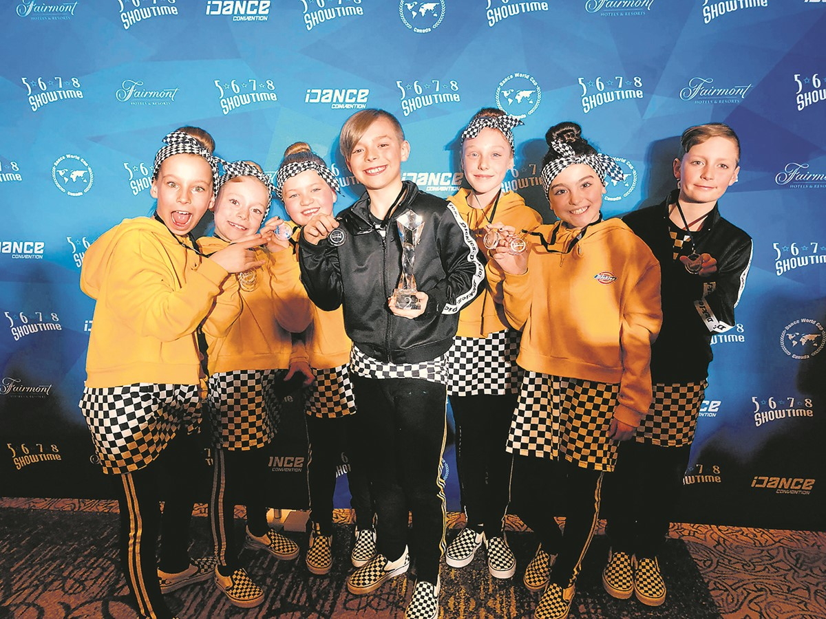 La troupe K-os : Loralie Perreault, Isaac Pearson, Emma Pearson, Maïna Viens, Élodie Yergeau, Sarah-Paule Turcotte et Romain Côté