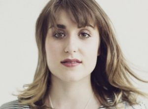 Caroline Savoie sur la scène de la salle Patrick-Quinn du Centre d’art