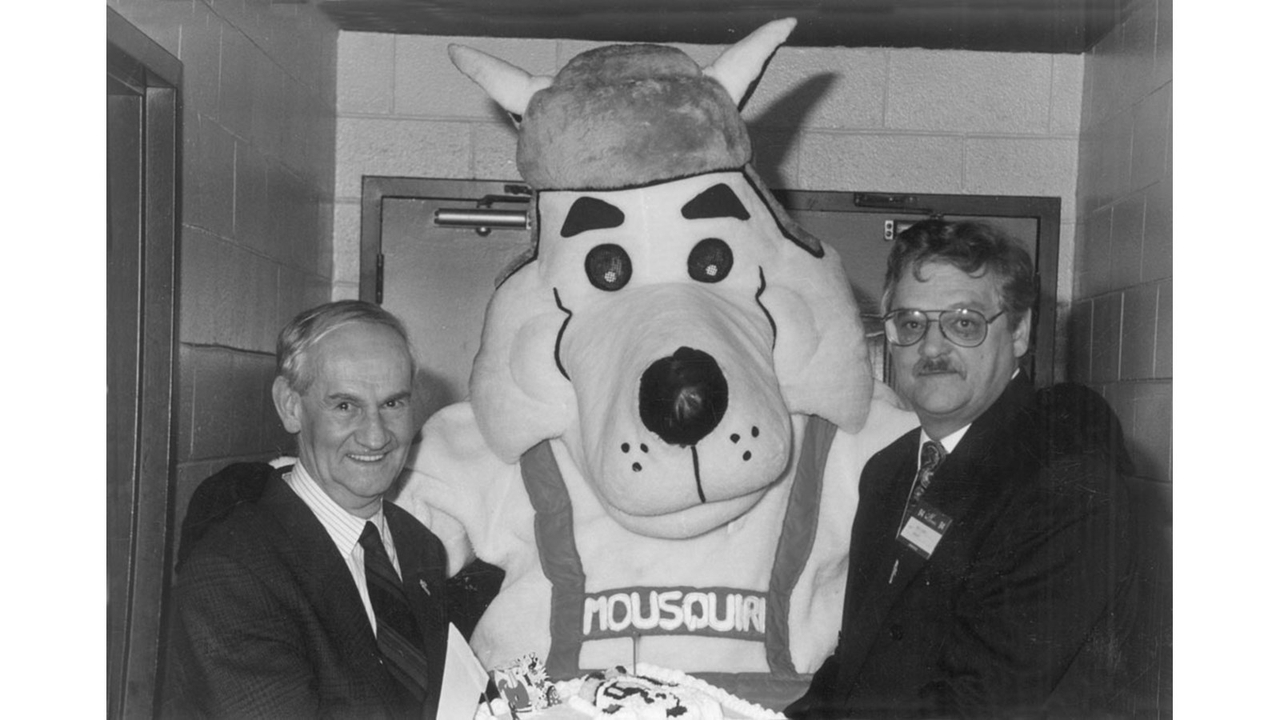 La mascotte Mousquiri célèbre cette année son 50e anniversaire de création. Cette initiative revient à deux ex-présidents et bâtisseurs du tournoi, MM. Gilles Fontaine et René Thibault.