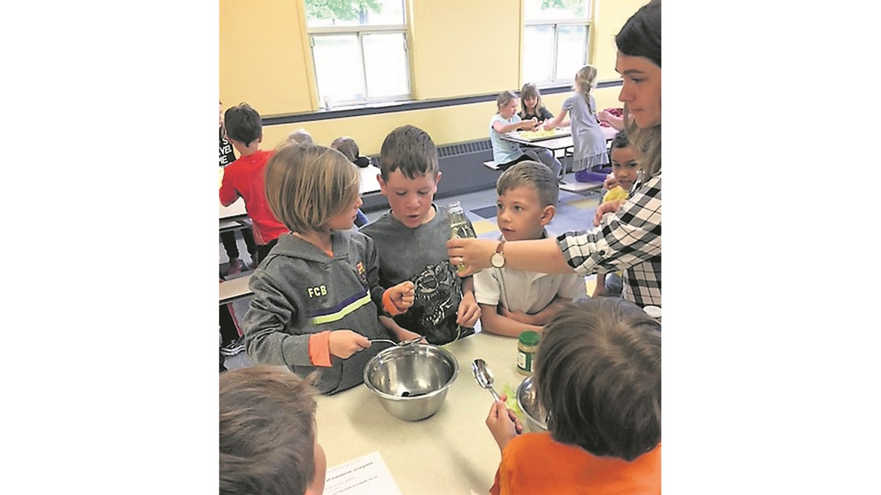 Comme on peut le constater, c’est un monde merveilleux de découvertes enrichissantes que d’apprendre à faire la cuisine à l’école ADS de Danville. 