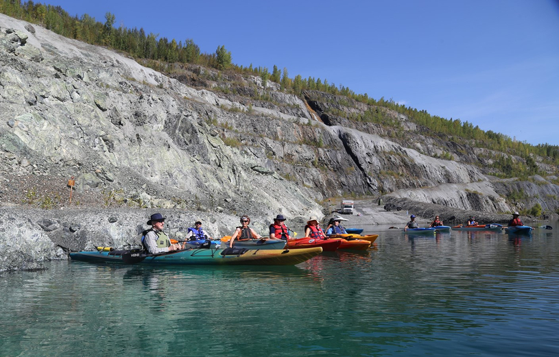 Plus d’une centaine de kayakistes sur les eaux de l’ancienne mine Jeffrey
