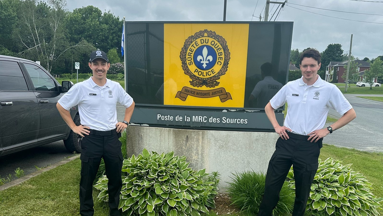 Les cadets James Niquette et Charles Tremblay passeront l’été dans la MRC des Sources, dans le cadre du retour du programme estival des cadets de la Sûreté du Québec.