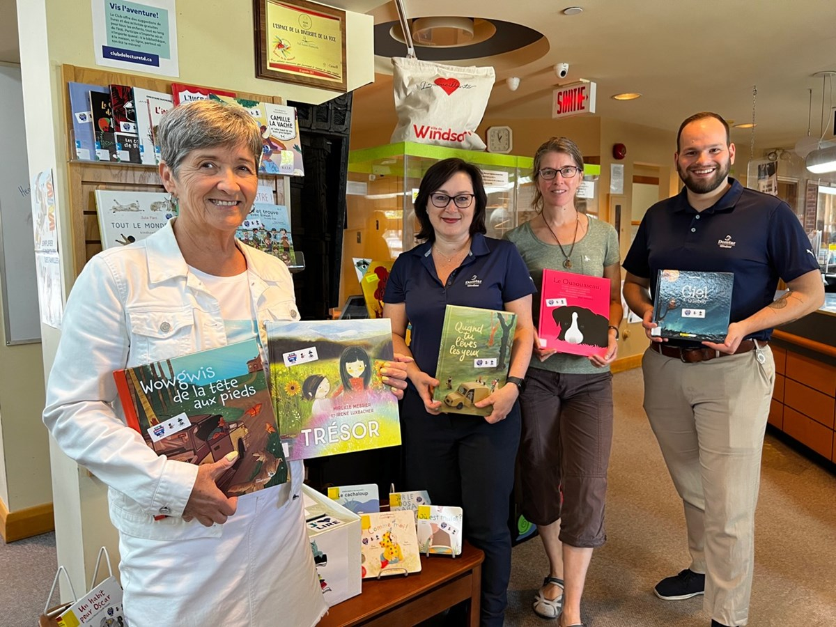 Lors de la première journée : Mme Sylvie Bureau, mairesse de Windsor, Mme Providence Cloutier, Directrice communications et affaires publiques chez Domtar, usine de Windsor, Mme Caroline Pleau, commis à la bibliothèque et M. Antoine Kack, conseiller en communication chez Domtar.