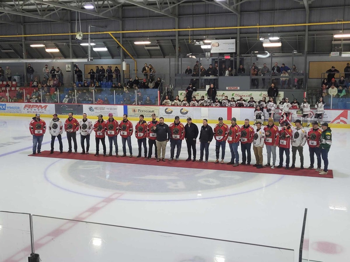 Avant le match, un hommage à la dixième saison du Desjardins — Wild a été rendu avec la présence de plusieurs anciens membres de la formation.