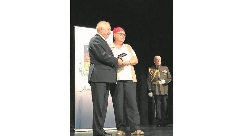 Médaille remise à Nicole Labarre-Toussaint