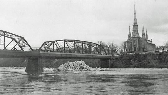 Nouvelles images des panneaux coupe-vent de l'ancien pont de fer