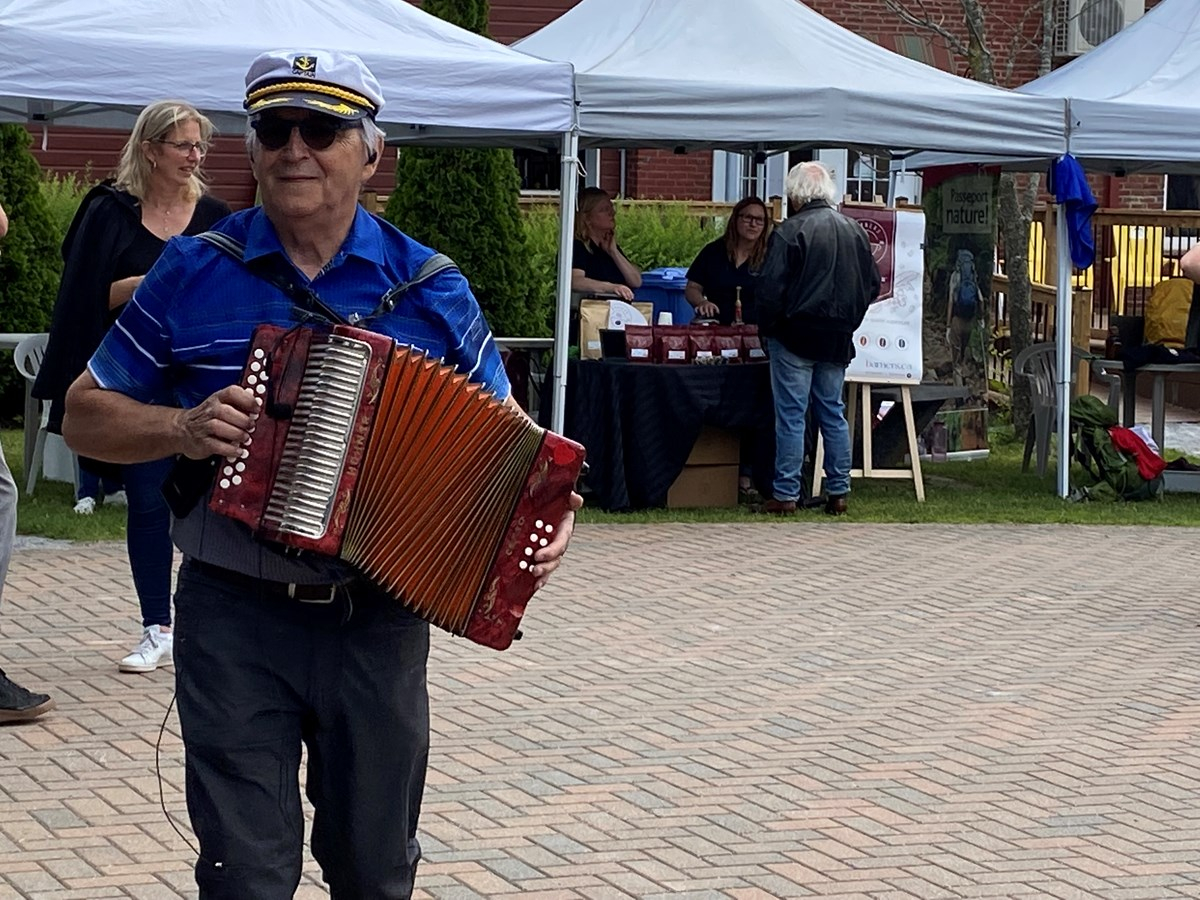 Un accordéoniste a mis de l’ambiance lors du lancement de la saison touristique dans le Val-Saint-François.