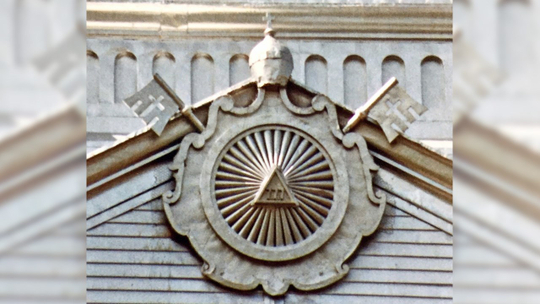Le médaillon au-dessus du portail de l'église Saint-Georges