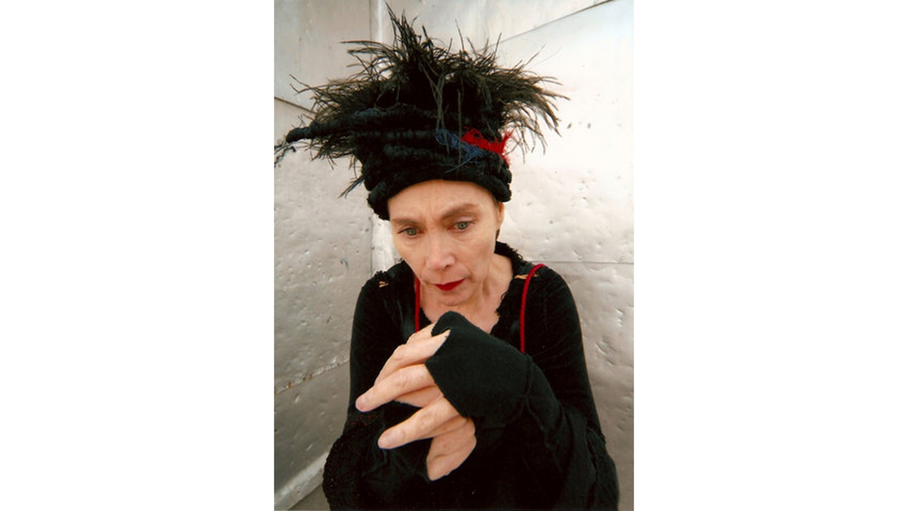Lori Hazine-Poisson, Danville. Artiste multidisciplinaire autodidacte en arts visuels, de formation professionnelle en art dramatique et en arts martiaux.