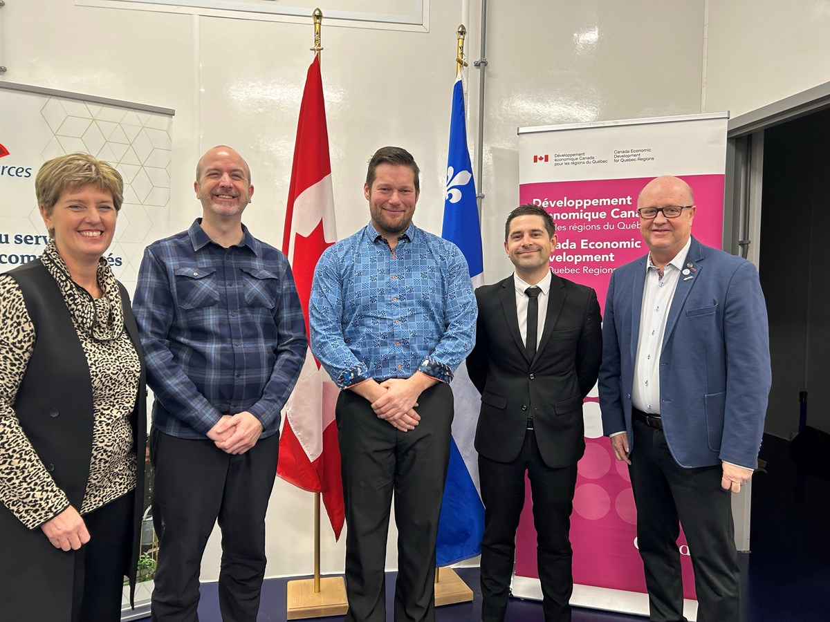 Marie-Claude Bibeau, ministre du Revenu national du Canada, Pierre-Claude Roy, directeur général de la Coopérative de solidarité Cultur’Innov, Marc-Antoine Pelletier, président de la Coopérative de solidarité Cultur’Innov, Philippe Pagé, maire de Saint-Camille et Hugues Grimard, préfet de la MRC des Sources, ont pris part à la conférence de presse.