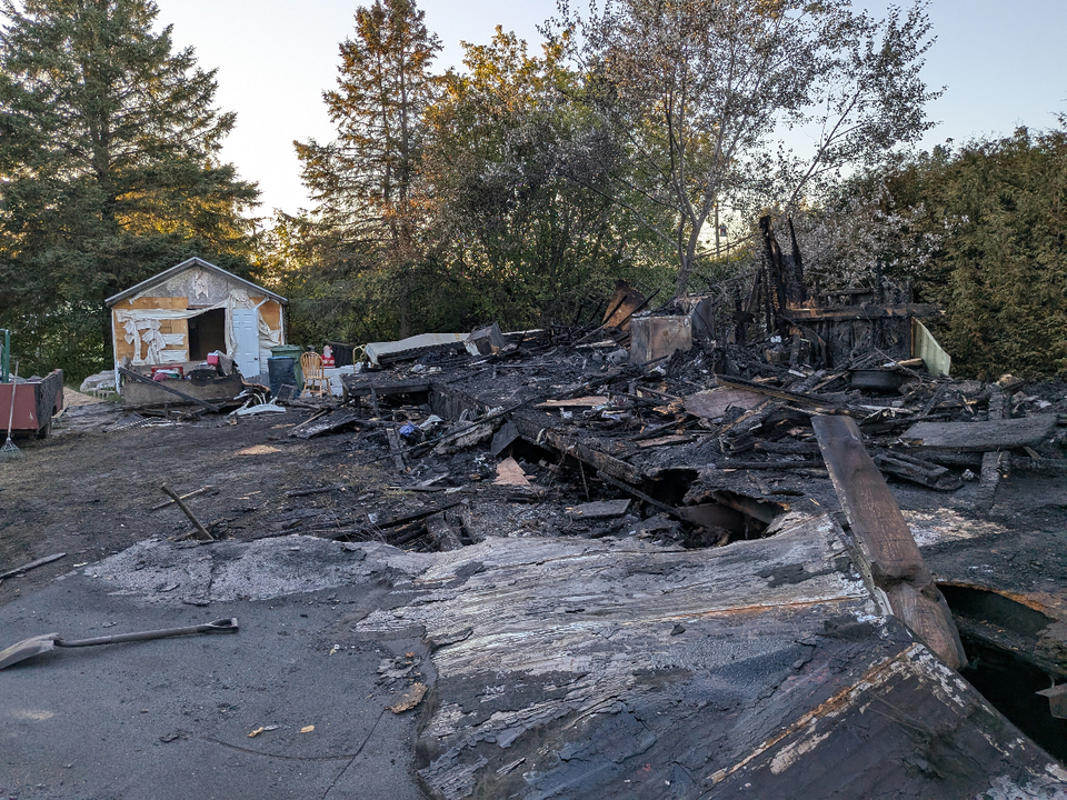 Un incendie réduit une maison mobile en cendres à Danville