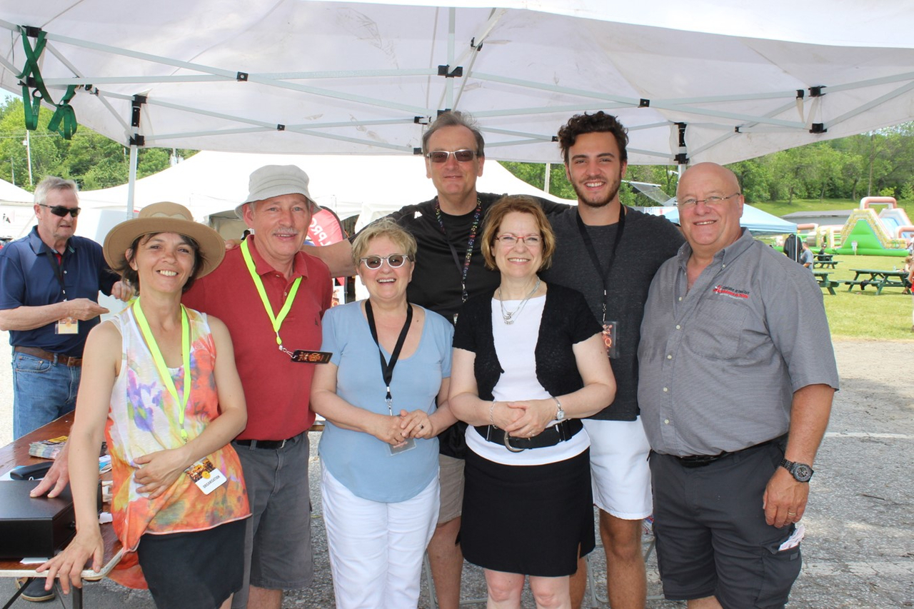 La présidente du Wolfe BBQ Fest, Hélène Tousignant (5e à partir de la gauche), n’a pas manqué de souligner les membres du comité organisateur qui ont réussi encore cette année à regrouper une cinquantaine de bénévoles qui ont contribué à la bonne marche de l’évènement. Sur cette photo apparaît Mme Tousignant accompagné de bénévoles.