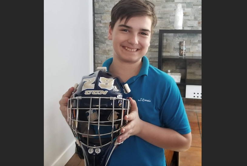 Hugo reçoit son casque personnalisé