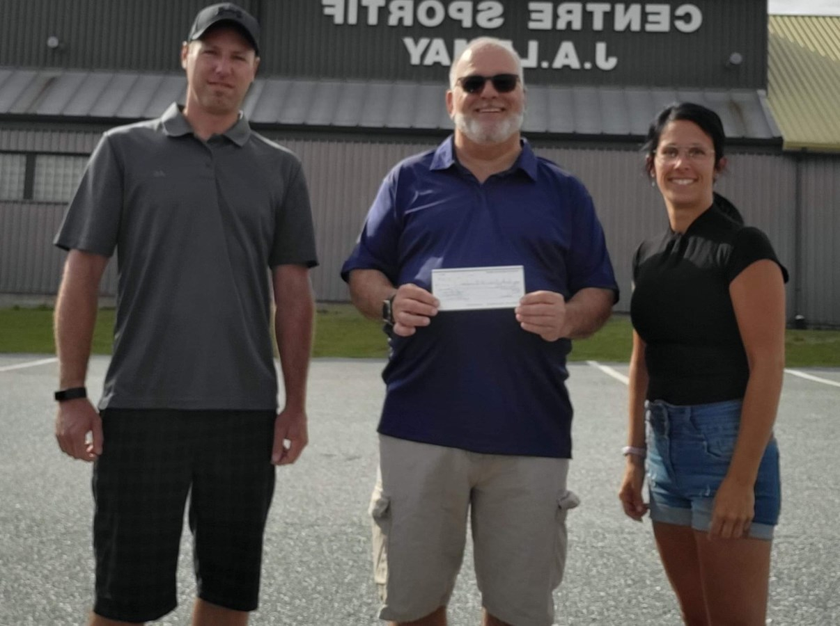 Sur la photo, le président du Tournoi, Luc Desrosiers, est entouré de Yannick Gendreau et Joanie Beaudin, respectivement président et vice-présidente de l’Association du Hockey Mineur de Windsor.