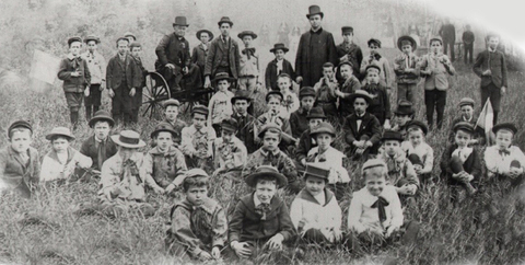 Curé Dionne en 1898 avec ses étudiants