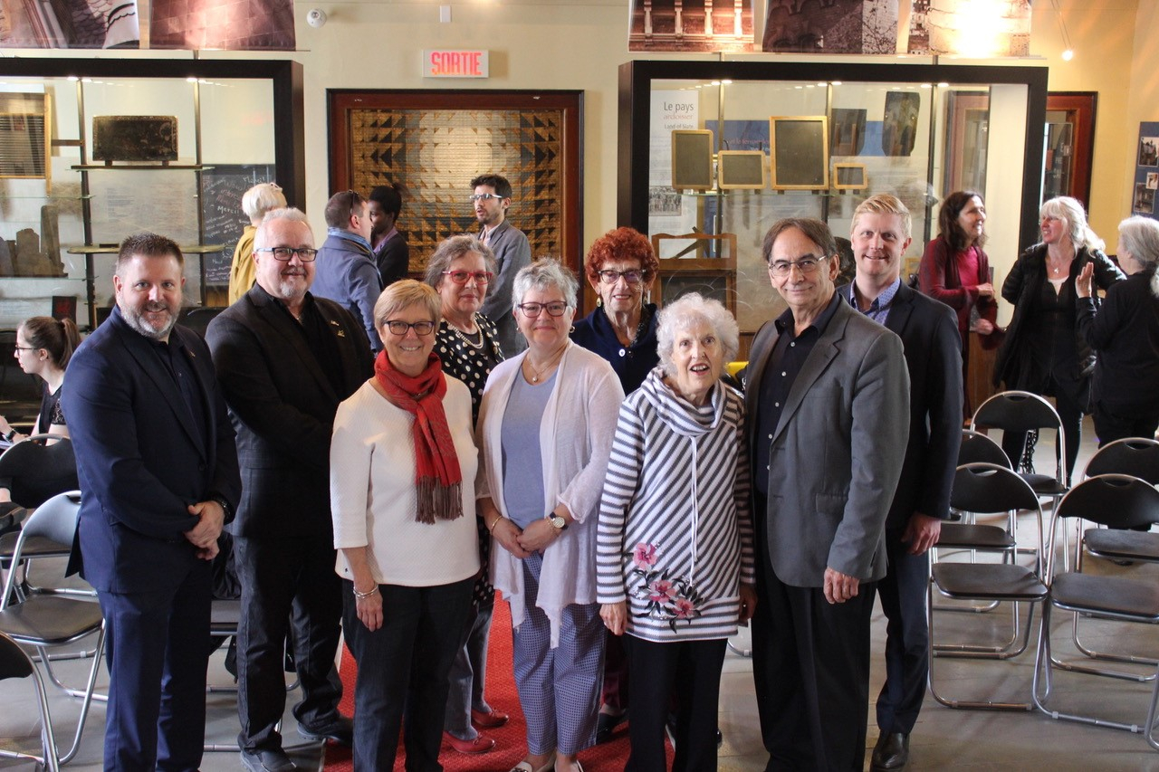 Une photo regroupant des membres de l’Ardoise, des élus municipaux et attachés politique. À l’avant : Hugo Vachon attaché de presse d’André Bachand, Francine Laflamme, la mairesse de Kingsbury Martha Hervieux, Denise Lupien et Pierre Bail. À l’arrière : le maire de Jean-Luc Beauchemin, Francine Péloquin, Bernice McAdam et Alexandre Mailhot attaché de presse d’Alain Rayes.