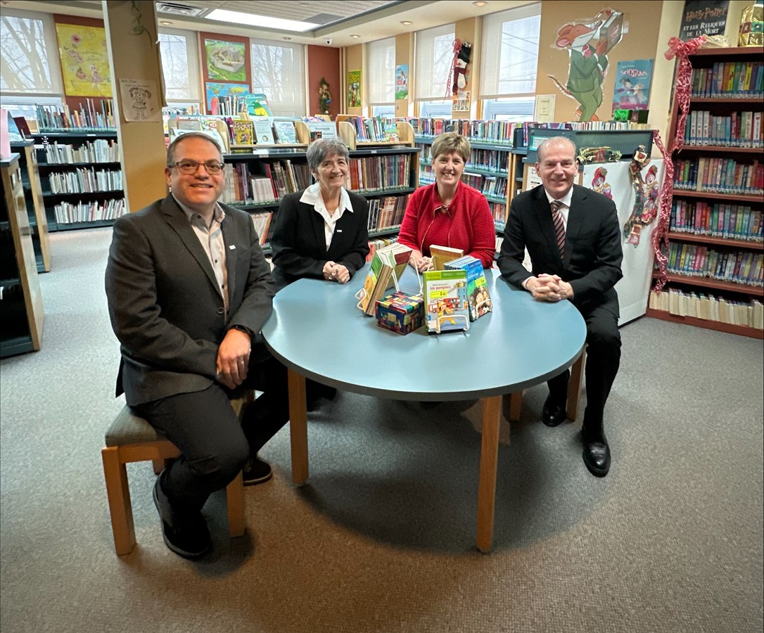 Sylvain Bricault, directeur général de l’usine Domtar à Windsor, Sylvie Bureau, mairesse de Windsor, Marie-Claude Bibeau, députée de Compton-Stanstead et ministre du Revenu national, et André Bachand, député de Richmond à l’Assemblée nationale.