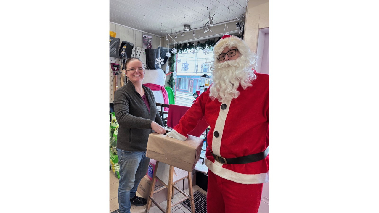 Julie O’donnell, de la Quincaillerie Richmond, et le père Noël ont procédé au tirage de la Promotion des Fêtes à Richmond.
