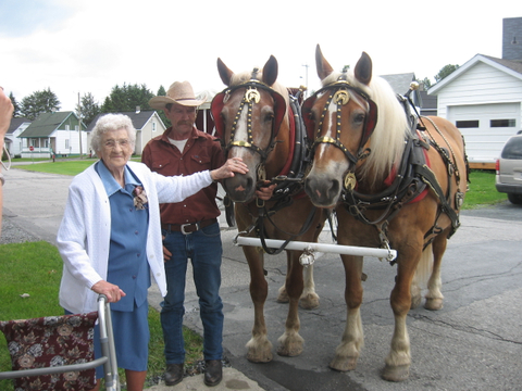 tour de caleche pour yvonne 108 ans