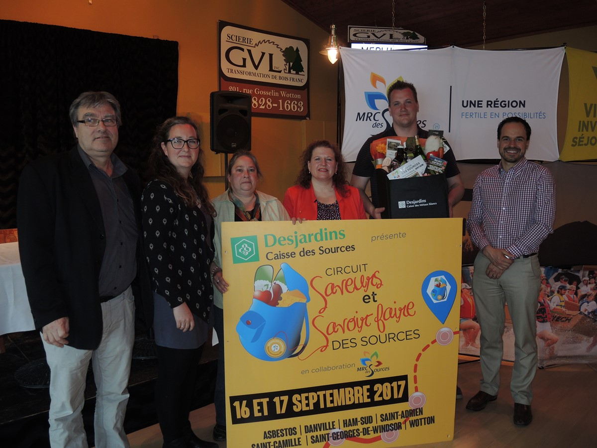 Le comité organisateur du Circuit Saveurs et Savoir-faire des Sources a annoncé sa 4e édition. Pour l’occasion, Daniel Pitre, Noémi Garneau, Lise Chartier, Geneviève Roy, Dominic Poulin et Christian Perrault étaient réunis.